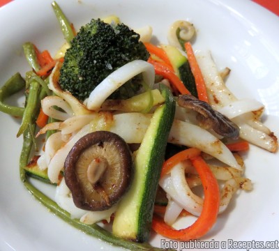 Encenalls de sípia saltejats amb verdures, hortalisses i shiitake